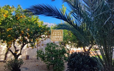 Villa de estilo mediterráneo con precioso jardín y 2 apartamentos independientes, en Altea